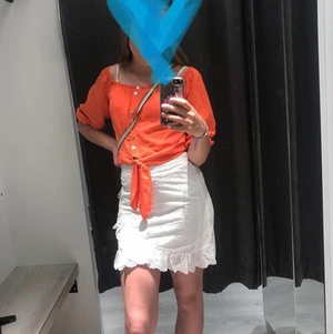 Vit volangkjol 💞 - (GAmMaL BiLd❗️) en vit super fin volangkjol som jag köpte från Cubus 2019 säljer pga använder inte längre i storlek 13-14 år 💗🎀👙💗🎀🐷 PRIS KAN DISKUTERAS , budgivning om fler är intresserade 