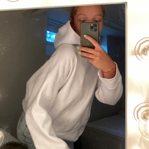 Hoodie från zara - Vanlig vit hoodie, köpt från zara. Säljer pga att jag inte längre använder den. Köpare står för frakt.