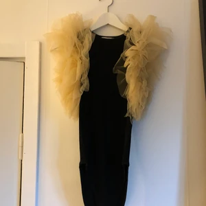 Body med tyllarmar - En jättesnygg fest body med tyllarmar ifrån zara. Jätte snygg till ett par jeans eller ett par kostymbyxor. Använd fåtal gånger. Köparen står för frakten!🥰