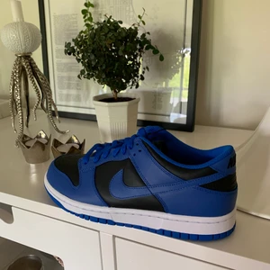 Nike Dunk Low Hyper Cobalt💙 - Säljer mina riktigt feta Nike Dunk Low Hyper Cobalt💙 skriv om ni har frågor!