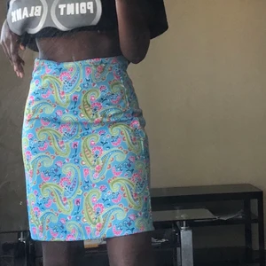 Finaste sommarkjolen😭💖💖💖  - Säljer typ finaste kjolen jag har ägt för den är inte min stil:/ så fint och somrigt mönster som är ganska trendigt just nu<3333jag är 164 cm!