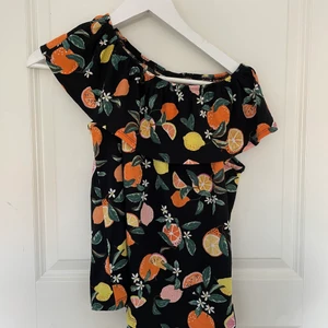 One shoulder top - Enaxlad tröja med tropiska frukter på, i väldigt bra skick !