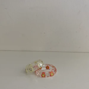 Smiley blomm ring🤩 - Nu finns smiley blomm ringarna🤩 1 kostar 35 kr två 70 och tre 100. Röda blomman finns i storlek L och XS men gula blomman finns i S. Köparen står för frakten 📦 