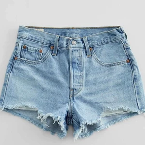 Levis 501 shorts - Säljer denna väl använda Levis 501 shorts.  Har haft det sedan 2019 och har älskat den, men nu var den tyvärr lite trångt för mig😅