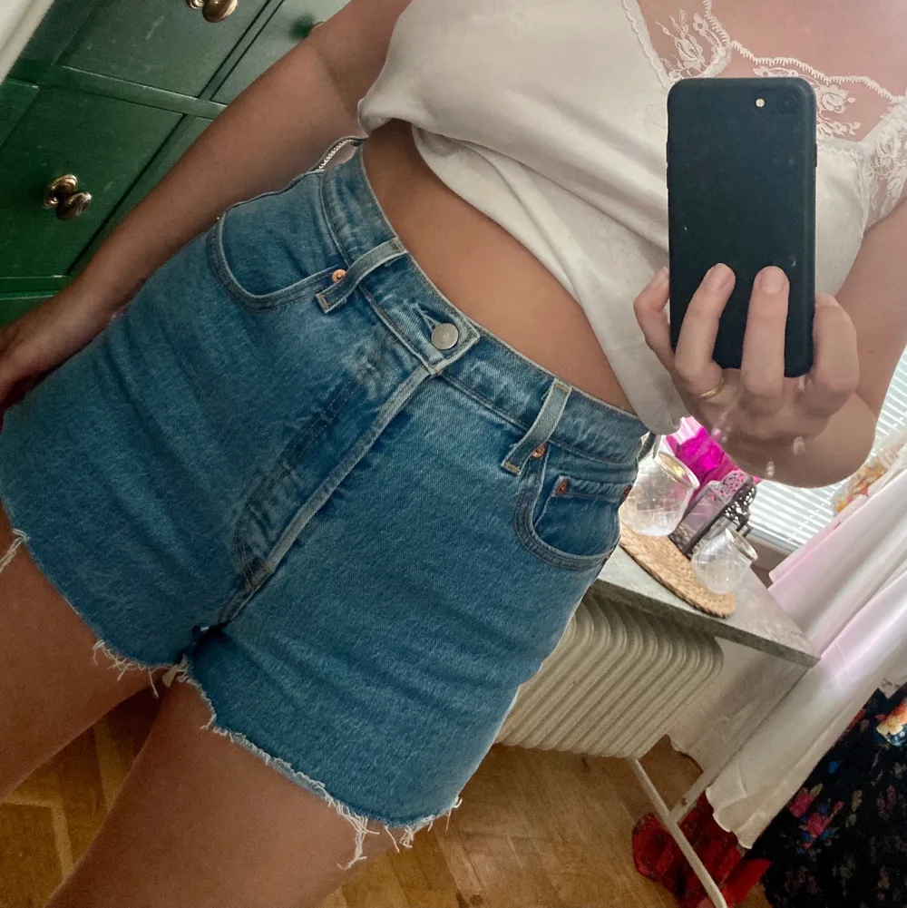 Jeansshorts från Levis, använda endast en gång. Knäppning fram. Storlek 30, små i storleken då jag vanligen är 28. 1% stretch. Modell ”ribbcage”. Shorts.