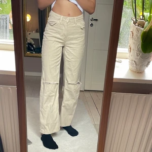Beiga wide leg jeans - Jättebra passform och supersköna jeans Använda ca 2 ggr och i mycket gott skick Från bershka och i strl 36 i modellen Wide leg   Hör av er om ni undrar något :)