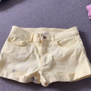 SHORTS - gula shorts två små svarta fläckar men det går att tvätta bort annars är dom i toppskick priset är ink säljer pga att dom är för små