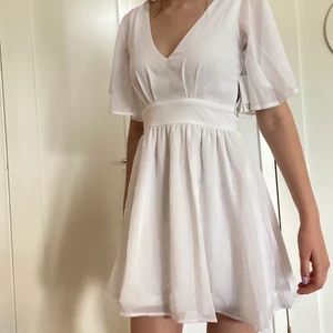 Klänning Bubbleroom - Vit klänning från Bubbleroom till student eller liknande. Helt ny med prislappen kvar. Har den i både storlek 34 och 36. Köparen står för frakten.