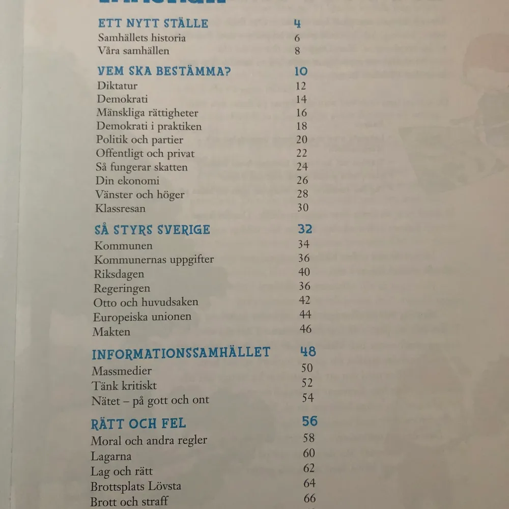 En bra bok för barn som lär sig om samhället på en mindre nivå, den lär dig väldigt bra och står allt du behöver veta när du går i 6an. funkar även för någon som lär sig grunderna om samhället.. Böcker.