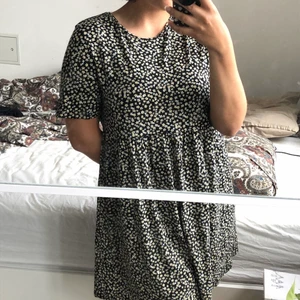 Blommig klänning - Mjukt och skönt tyg och passformen är väldigt luftig och ledig. 