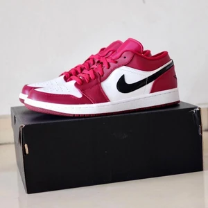Jordan 1 low - Jordan 1 low Noble Red.  Oanvända. Frakten står kunden för ✨