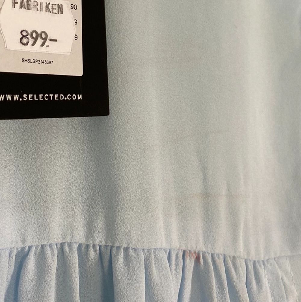 Vacker cottagecore, soft inspirerad maxi klänning i fint skick. Från märket Selected Femme, storlek XS. Prislapp finns kvar, kostade som ny 899kr. Flowy och bekväm, den perfekta sommarklänningen och formar så snyggt! En diskret dragkedja finns på ena sidan. 100% polyester. Små, knappt synliga linjer finns på bysten, se bild två. Mått finns längre ner i beskrivningen. Spårbar frakt på 66kr är inräknad i priset. Arm längd 44cm. Axel till axel 40cm. Längd (från midjebandet och ner) 105cm. . Klänningar.