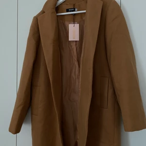 Mjuk blazer 🌞 - STORLEK: 42 | SKICK: Oanvänd. Lapparna sitter kvar | Jättefin mjuk blazer från Missguided köpt förra året. Den är lite för smal över ryggen för mig tyvärr. 🌷