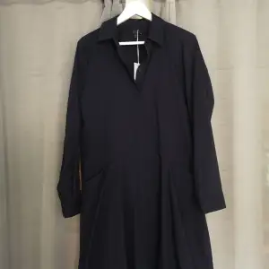Mörkblå skjortkläning från COS. Fin kvalitet och fina fickor. Aldrig använd pga fel storlek. Ord pris 890 sek