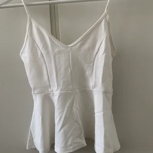 Linne med volang - Linne med volang fint skick från Gina tricot 