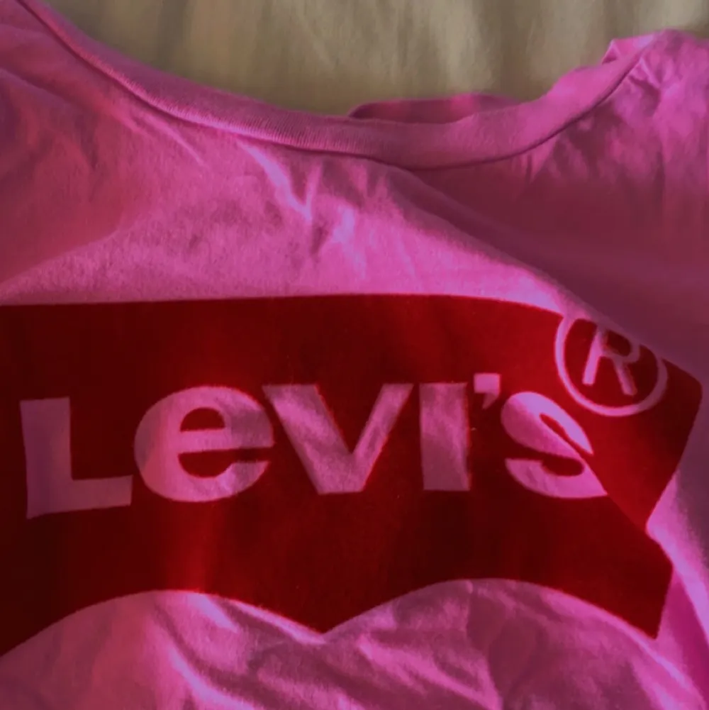 EN ÄKTA ROSA LEVIS TRÖJA. Inte använd mycket. Har inga river eller andra skador . Köparen står för frakten . T-shirts.