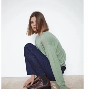 Grön Zara tröja - Jättefin tröja från zara! Färgen är inte lika mörk i verkligheten som på bilden. Säljer pågrund av att den är för stor men är perfekt om man inte vill att den ska sitta jättetajt. Aldrig använd, jättebra skick! Originalpris: 600kr. Säljer för 150 eller högsta bud. 