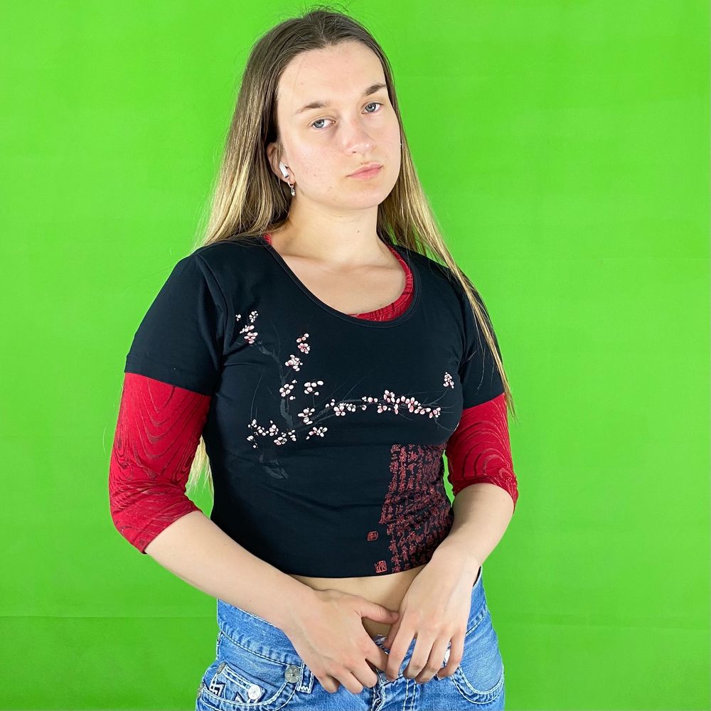 Miss Sixty form fitting t-shirt i toppenskick. Storlek XL men är mindre i storlek. Stretchigt material. Modellen använder vanligtvis storlek S och är 169cm för referens. Den röda undertröjan följer ej med. Spårbar frakt på 66kr är inräknad i priset. Axel till axel 37.5cm. Arm längd 15cm. Byst bredd 41.5cm.. T-shirts.