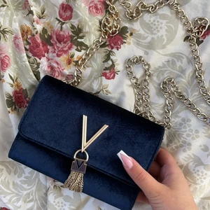 Valentino Väska - Väska från Valentino i Marinblå mjukt material! Minns ej vad modellen heter men går att googla fram! Nypris var 800kr men jag säljer den för 350 då den har använts en del! Väskan är äkta! Är fler intresserade blir det budgivning! 