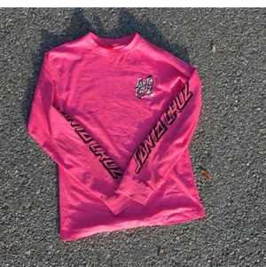 Santa cruz tröja - Första bilden är lånad av den jag köpte tröjan från. Köpte tröjan här på plick i höstas och aldrig använt den. Väldigt bra skick. Köptes förr 200kr säljs för 80kr+frakt. Storlek S men passar mig som är M och om man inte vill att den ska vara super tight så passar den mindre storlekar också.