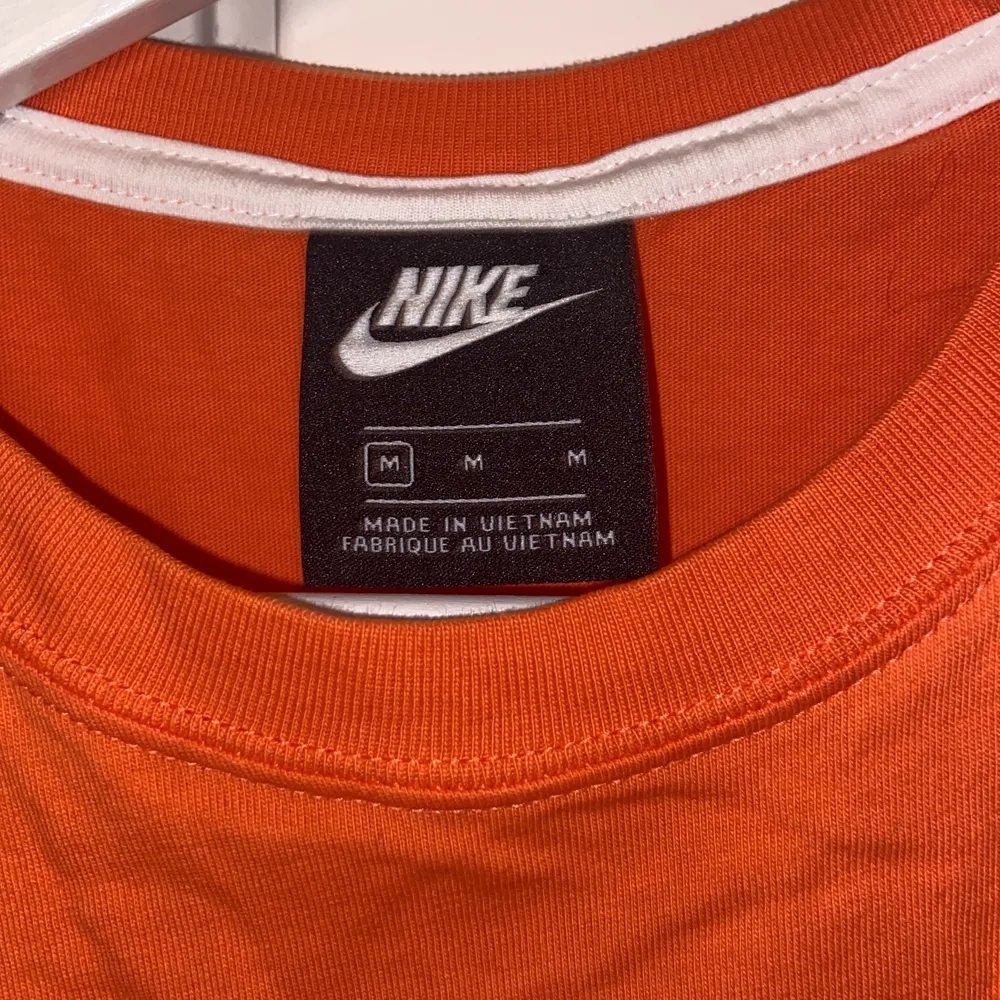 Säljer fin Nike-Top (cropped se bild 3) som är använd under träning, Max 5 gånger. Säljs pga att den ej kommer till användning. Superfin! (Fraktpris räknas ut vid intresse mer ordentligt) . Toppar.