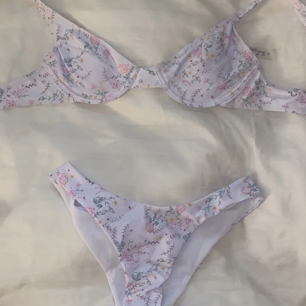 Super fin bikini från SHEIN, har ändast testat överdelen trosskyddet är kvar. Anledningen till att jag säljer är för att den är liite stor. Skulle säga att den passar A-B kupa. Trosorna storlek s passar xs också❤️❤️❤️ möts helst i Stockholm! Pris går självklart att diskutera . Övrigt.