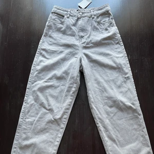 Mom jeans - Mom jeans från H&M i storlek 34. Aldrig använda. 