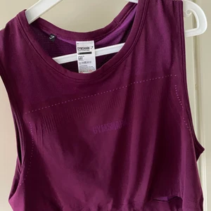 Gymshark top - Denna top från gymshark är i deras breeze lightweight kollektion, färgen är slut i lager och söka inte mer. Jag älskar denna men den kommer tyvärr inte till användning längre. Den sitter väldigt skönt och går att spänna i midjan tack vare snöret.  Original pris: 500 + 60kr frakt  Säljer för 200+ 48kr frakt