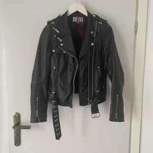 Jofama by Kenza jacka - Säljer min Jofama by Kenza skinnjacka. Nypris 3999:- mitt pris 1000:- eller högsta bud. Finns i Åhus/Kristianstad. Kan skickas, köparen står för frakt.