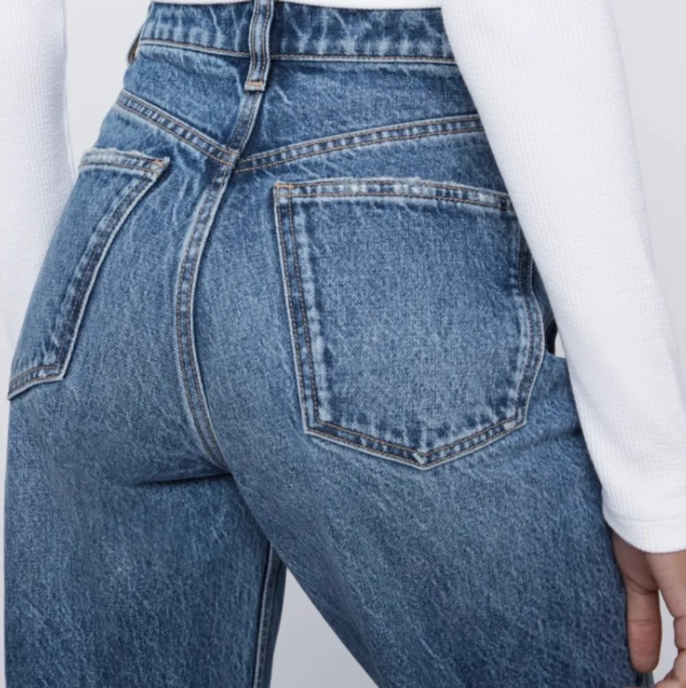 Storlek 36, oanvända etiketter sitter kvar, beställd i fel storlek, raw jeans går att klippa efter önskad längd från hemsidan ZARA jeansen är väldigt populära och storlek 36 är typ alltid slutsålda. Gör även så rumpan sitter o ser perfekt ut. Jeans & Byxor.