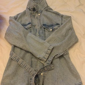 Jeans jacka✨ - En fin jeans jacka med bälte som används ett par gånger och sälj på grund av att jag ångrar mig efter några användningar och kunde inte lämna tillbaka den till äffaren. Nästan i helt perfekt skick.❤️                                      Den är XS men kan även passa S eftersom den ska vara lite oversize. 