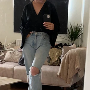 Svart blus med vida ärmar stl. 36 - Superfin svart blus med vida ärmar från Gina Tricot. Tyvärr för stor för mig vilket är varför jag säljer den men hur söt som helst. Stl. 36. Köparen står för frakt.