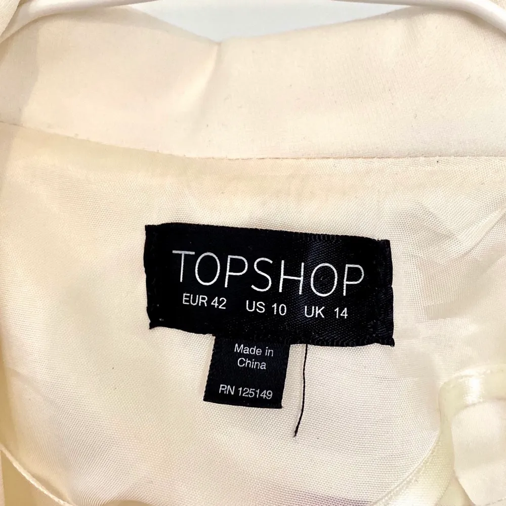 Kavaj från Topshop, använd max 2 ggr. Nypris 800 kr. Storlek 42, passar M-XL. Superfint material.. Kostymer.