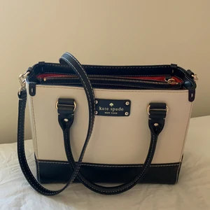 Late Spade väska - Super fin kate spade väska! Älskar denna väska så vet inte helt 100% om jag kommer sälja men får jag bra bud så säljer jag. Den finns inte längre att köpa som ny och har inte sätt många som har denna väska!