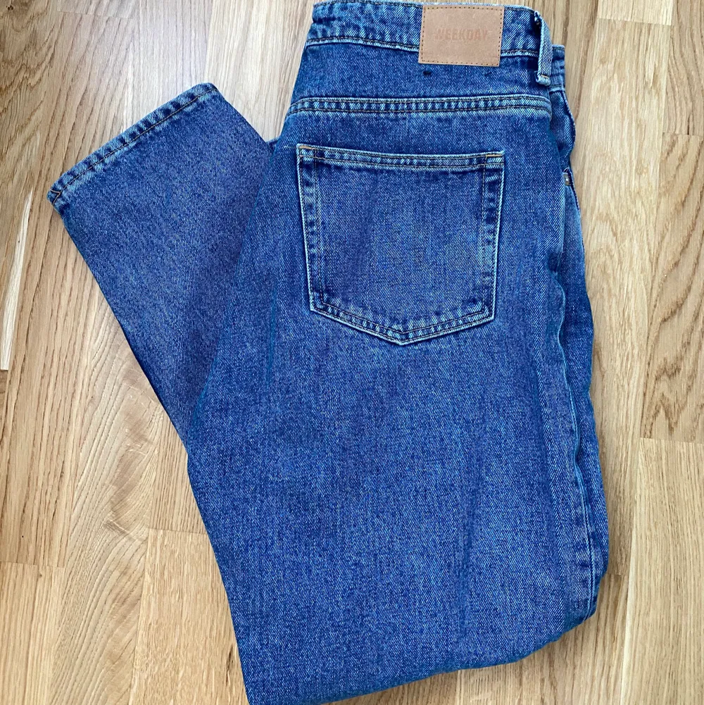 Mörkblåa jeans från Weekday- ”Lash extra high mom jeans” i storlek 30/28. Använda en gång, köpta för 500kr.. Jeans & Byxor.