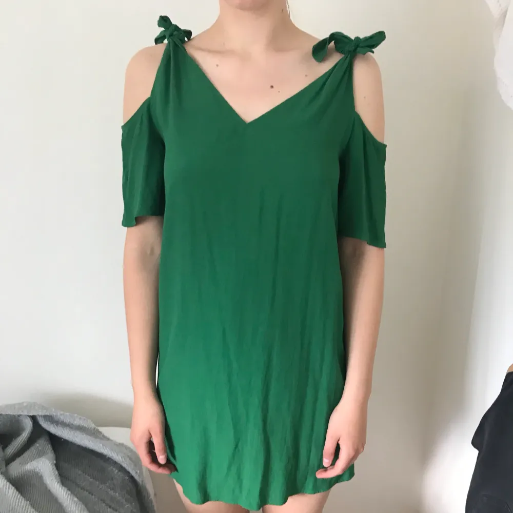Jättefin, grön klänning från & Other Stories i storlek 36/ S. Väldigt fint skick, använd fåtal gånger. Säljer klänningen eftersom den är lite kort på mig som är 1.77m! . Klänningar.
