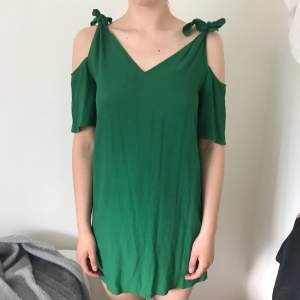 Jättefin, grön klänning från & Other Stories i storlek 36/ S. Väldigt fint skick, använd fåtal gånger. Säljer klänningen eftersom den är lite kort på mig som är 1.77m! 