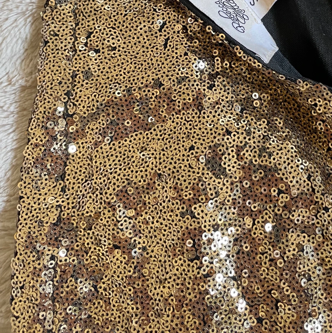 Guldig klänning med paljetter stl S - 91