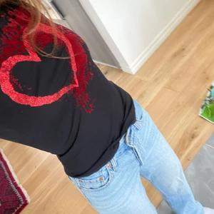 Topp med hjärta  - Super coolt linne/topp med ett hjärta på!