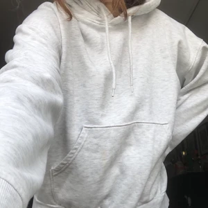 Weekday hoodie - Jättefin grå hoodie i bra skick (den gula fläcken har försvunnit i tvätten). Pris kan diskuteras