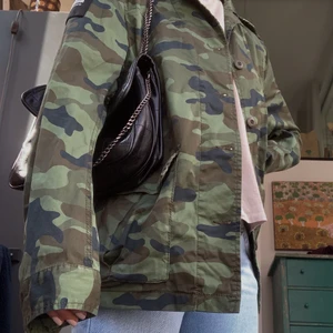 Camoflage jacka - En camoflage jacka perfekt till sommaren och hösten! Sitter snyggt ocersized på mig som brukar bära en storlek S! Köparen står för frakten💌 Om fler är intresserade startar jag budgivning!💕❤️🌸 Hör av er om ni har några frågor❓❔