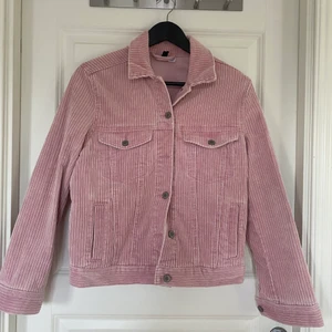 Manchester set  - Säljer et sett i Manchester tyg i mycket bra skick använt Max 2 gånger. Frakt tillkommer! Om du endast skulle vilja ha en av plaggen i seten kontakta mig så får du pris och frakt. Storlek 36 i jackan och 34 i kjolen. 