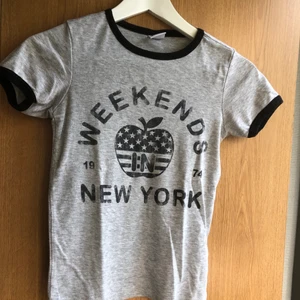 T-shirt med tryck - Fin t-shirt med tryck på, använd en del, i bra skick🖤