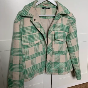 Rutig jacka - Säljer denna rutiga jacka från GinaTricot, knappt använd. Storlek S, hör av dig vid frågor eller fler bilder!🤍