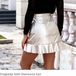 Blank kjol från SHEIN - Blank kjol från SHEIN. Helt oanvänd, endast provad. Säljer då den inte passar. Strl S men passar även M. Inköpspriset var 139kr