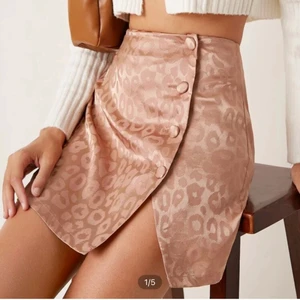 Kjol - Säljer denna blanka kjol med leopard mönster från SHEIN pga fel storlek. Oanvänd, endast provad. Inköpspriset var 119kr 