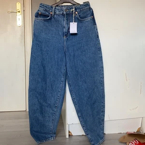 Slouchy mom jeans  - Säljer dessa väl sparade jeansen från Gina Tricot, då dom inte kommer till användning. Dom har aldrig använts och endast blivit testade på.