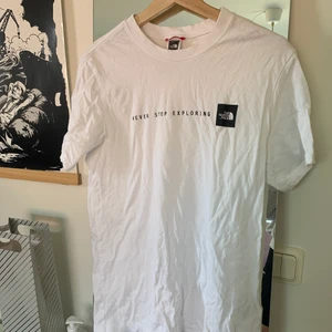 T-shirt från The North Face - Jättefin t-shirt från The North Face i dammodell i storlek M, normal i storleken skulle jag säga. Väldigt sparsamt använd. Köparen står för frakten!🌟