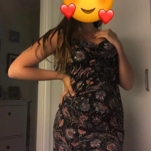 Blommig klänning! - En jätte söt klänning med blommiga mönster! Använd ett få tal gånger!