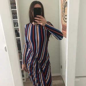 Randig klänning  - Färgglad och randig klänning, halvlång och i mjukt material